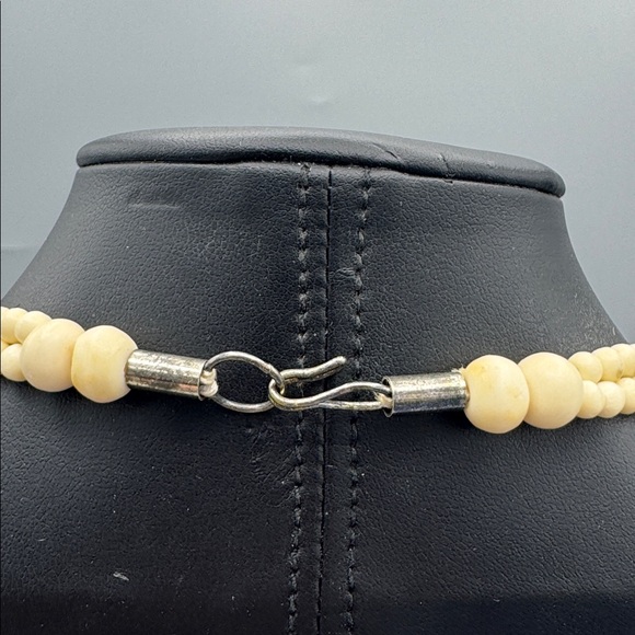 Black and Cream Beaded Necklace - Picture 4 of 4